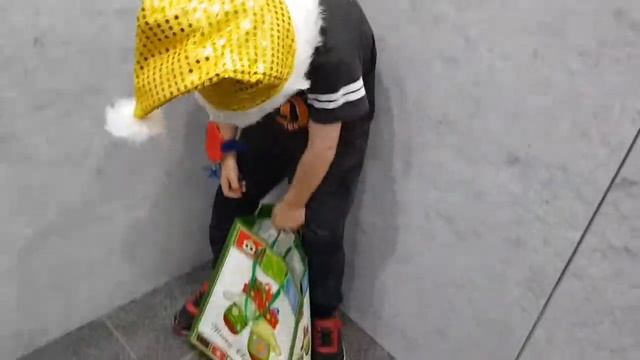 Дед Мороз с Гитарой. А Вы дарите подарки друзьям? смотреть онлайн