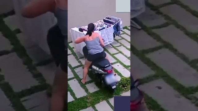 Учитесь грамотно ездить на скутере??? смотреть онлайн