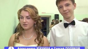 Красивые пары кружатся в в вальсе