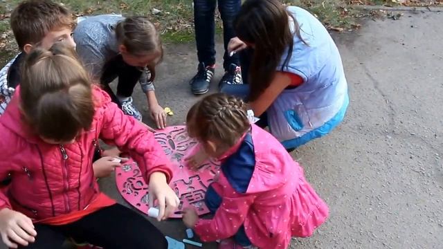 Рисуем с друзьями на асфальте мелом и трафаретом .Открываем трафарет смотреть онлайн