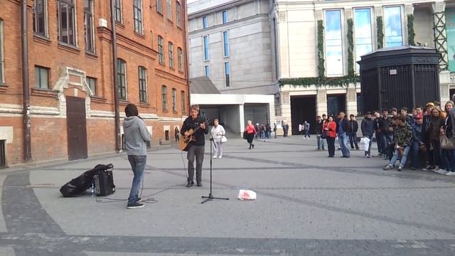 Исполнение уличными музыкантами репертуара Noize MC смотреть онлайн