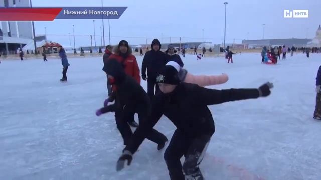 На крупнейшем нижегородском катке "Зимняя сказка" нижегородские спасители устроили флешмоб смотреть онлайн