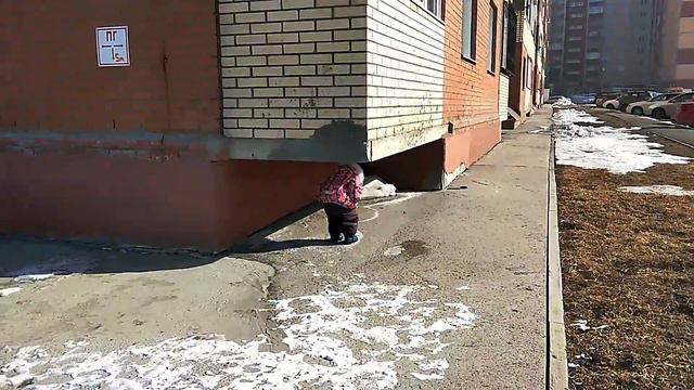 Вероничка-клубничка трогает познает природу