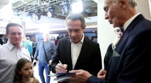 Владимира Машкова облепили поклонники: кадры с фестиваля