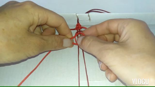 Широкий браслет из ниток / Как сделать браслет макраме / Красный оберег на руку