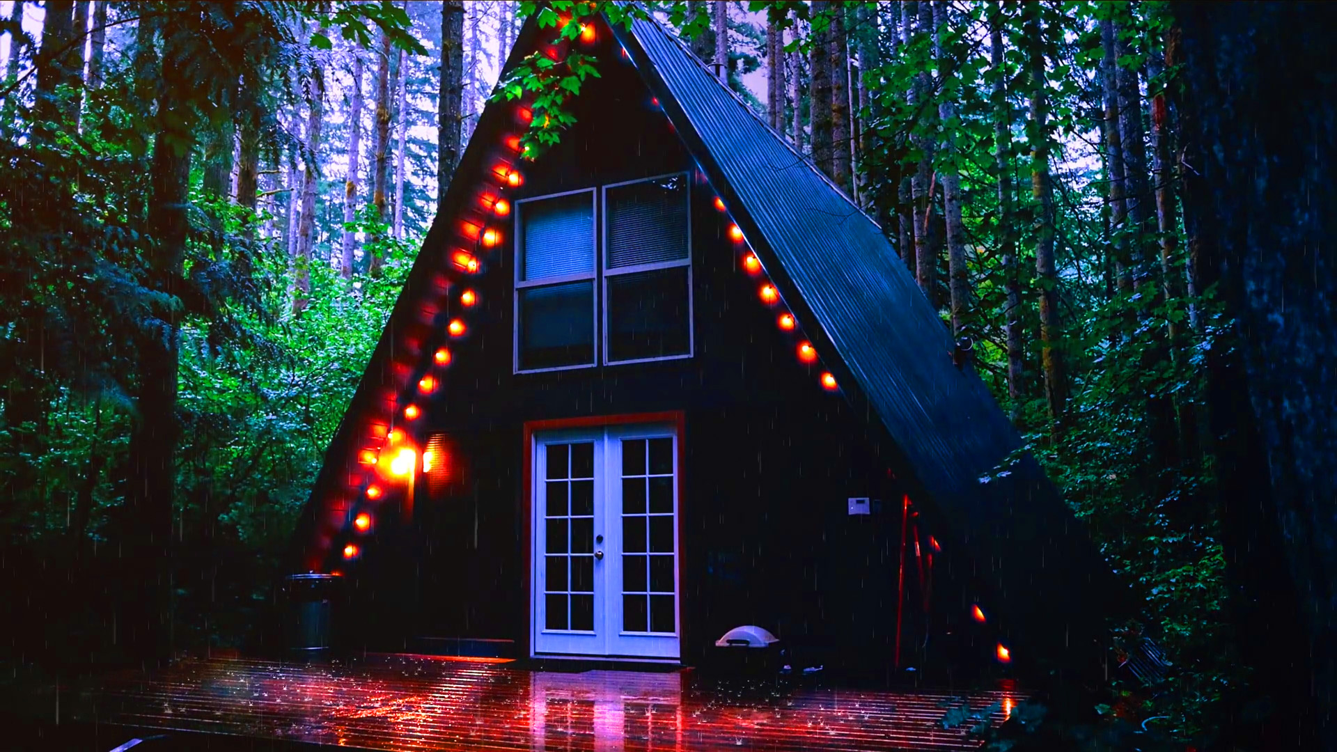 Уютный деревянный домик в лесу