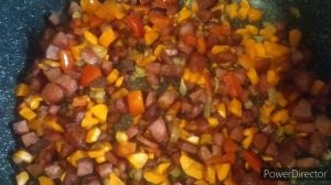 Суп с копчёной колбасой и фасолью