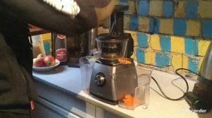 Как сделать морковно-яблочный сок. Испытание соковыжималки в деле. Давим морковь и яблоки.