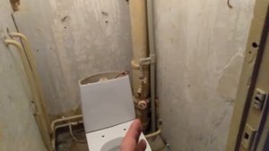 Трубы в туалете закрывать плиткой или нет ?