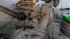 Москвич 412 разбираю заднюю подвеску и мост