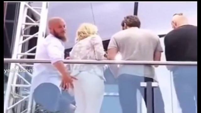 почти помацал.