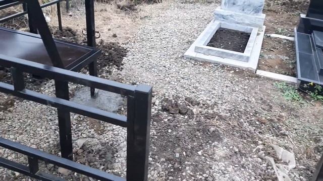 Столик и угловая лавочка на кладбище 2