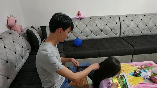 ЧТО БУДЕТ ЕСЛИ РАСЧЕСАТЬ ВОЛОСЫ 10000 РАЗ??? Интересный эксперимент. Николь Ким. смотреть онлайн