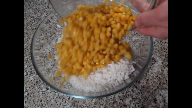 Салат с крабовыми палочками, рисом и кукурузой Salad with crab sticks, rice and corn