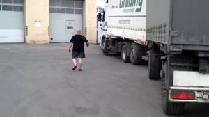 Грузовой эвакуатор в работе