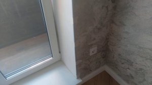 Приклеили алюминиевые защитные уголки на откосы окон