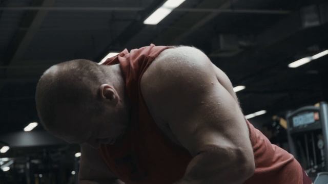 ОТЖИМАНИЯ ОТ СКАМЬИ УЗКИМ ХВАТОМ смотреть онлайн