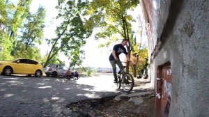 Парни катают на BMX