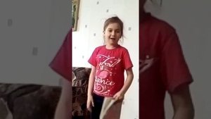 Девочка учит стих