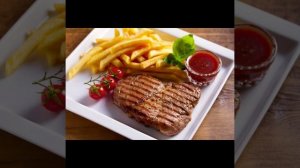 Жареный стейк с чесноком и травами, жареным сладким картофелем и лимонной спаржей