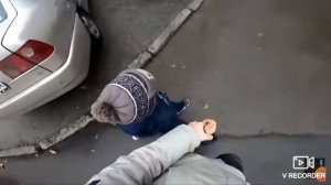 Мальчик украл деньги из кармана. manifest