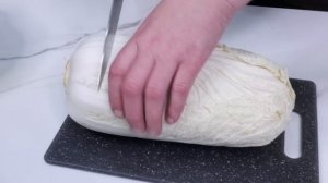 Постные голубцы из пекинской капусты с грибами, луком и рисом в томатном соусе. Вкусное блюдо.