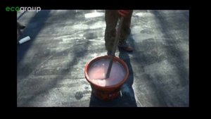 Смешивание полиуретанового клея и скипидара для получения грунтующего состава