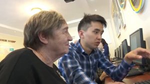 Пенсионеры учатся пользоваться компьютерами