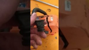Орёт пила слишком большие обороты на холостом ходу.