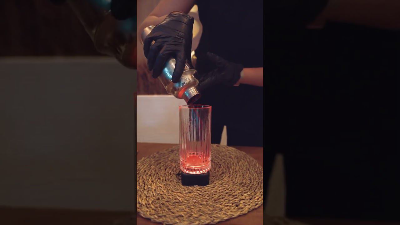 Cocktail preparation in a cafe смотреть онлайн