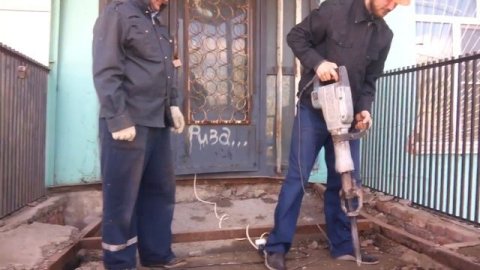 Работа отбойным молотком (отбойник)