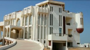 Красивый дворец с жуткими легендами в пустыне дубай