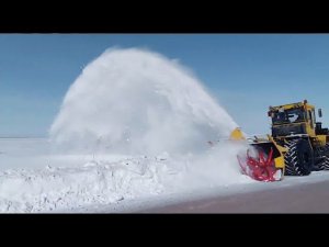 Мощный трактор К-700 шнекоротор чистит снег! Powerful tractor K-700 auger cleans snow