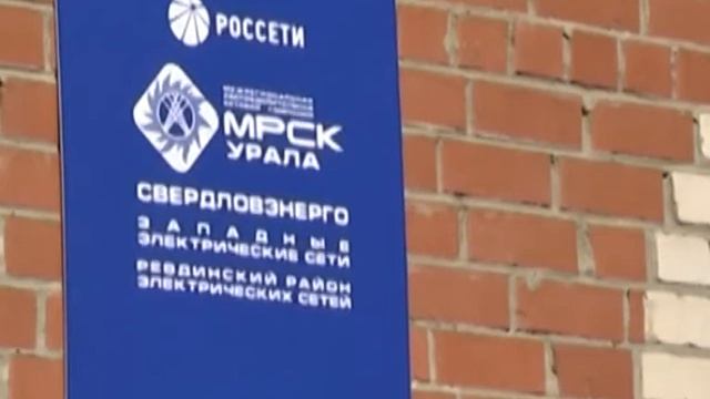 На соплях. В Ревде электрический кабель примотали к газовой трубе на проволоку смотреть онлайн