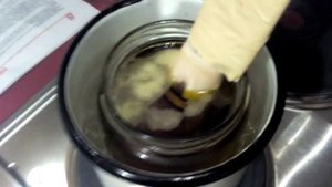 Повторная пропитка рукояти льняным маслом методом погружения охлажденного ножа в разогретое масло.