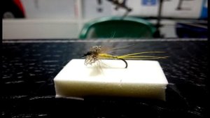 Рыбалка нахлыстом вяжем мушки на головля, окуня