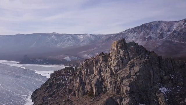 2 Бесплатное видео 4K с дрона. Free 4K video.Frozen lake Deep blue ice, cracked mountains. смотреть онлайн