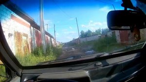 Школьник ездит за рулём машины