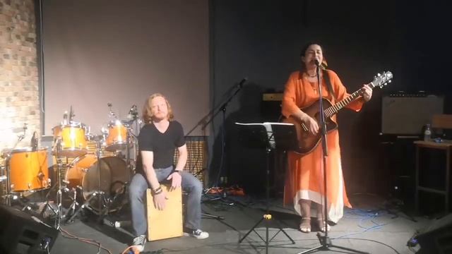 "Миллионы Вселенных" . Исполняет автор Анна Грилар (гитара, вокал) и Симон (кахон) смотреть онлайн