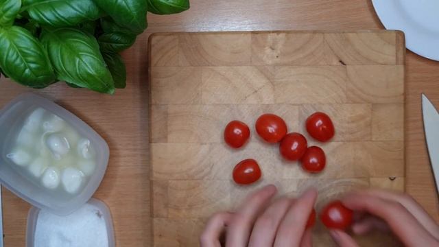 Семья просит каждый день на обед этот витаминный и полезный салат. Салат из цукини и моцареллой. смотреть онлайн