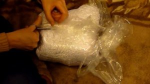 Достаем из упаковки латексную подушку из Тайланда