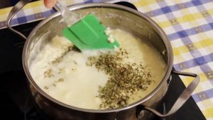Домашний сыр из молока яиц и сметаны. В магазине больше не покупаем.
