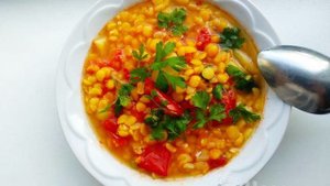Сытный гороховый суп с помидором и зеленью