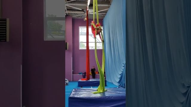 Дарина Хало. Воздушные полотна, 1 место, 6-7 лет.