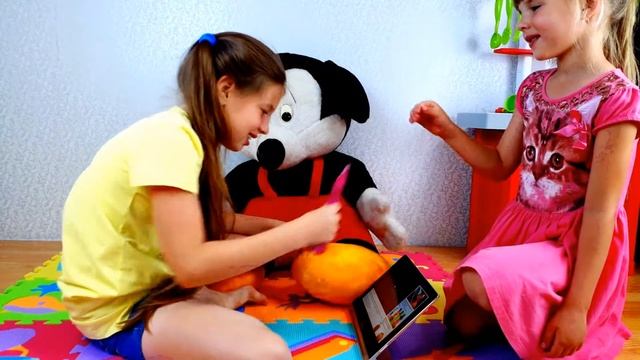 Вика и Ника кушают и играют со смешной мамой смотреть онлайн