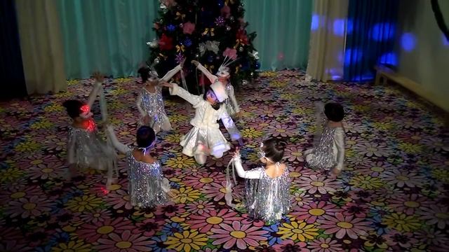 Yeni il -Nağıl "S" Uşaq Bağçası.Танец снежинок.2016 смотреть онлайн
