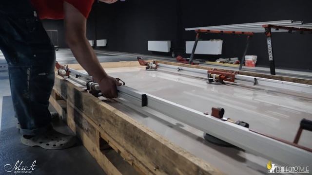 Роскошный интерьер с керамогранитом под розовый оникс. Стиль "Современная классика". смотреть онлайн