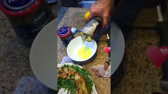 Жарим груши с мёдом,орехами и рукколой. #SHORTS смотреть онлайн