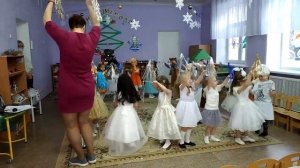 "Танец с султанчиками" / малыши / Евтодьевой Аллы