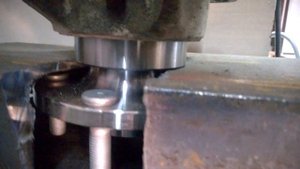 Запрессовка подшипника ступицы через внешнюю обойму без спец. приспособлений. (перезалил, дополнил)